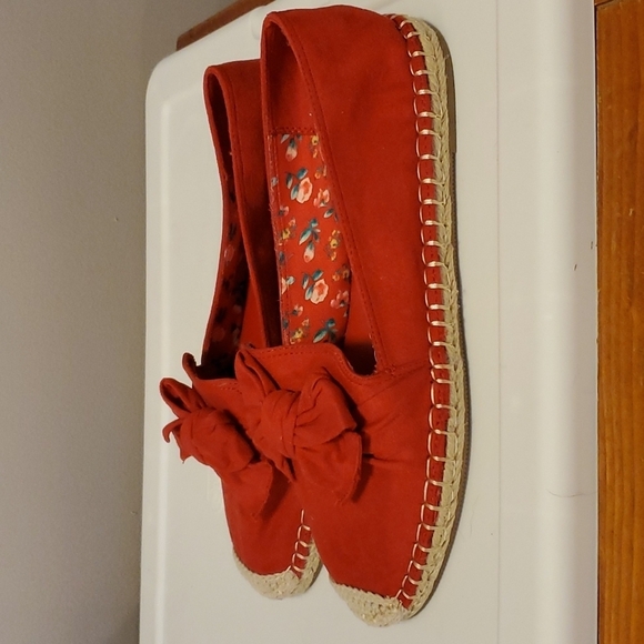 Bandolino Suede Red Bow Flats   Size 11 - Picture 3 of 7